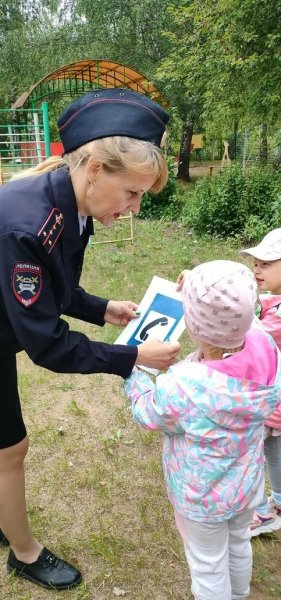 Дорожные полицейские Лихославльского муниципального округа навестили дошколят