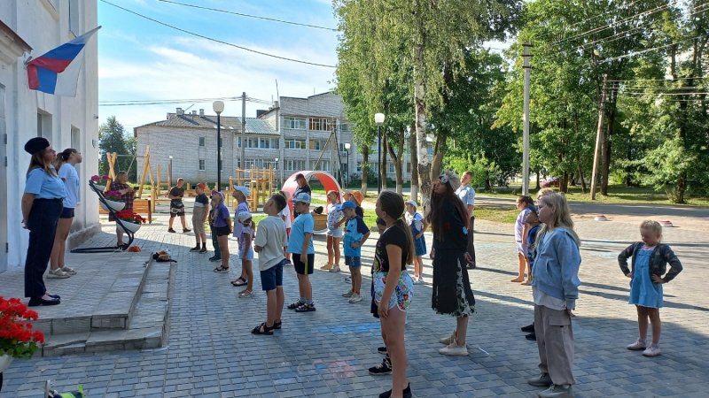 Лихославльские полицейские и общественники провели оздоровительное мероприятие для детей  «Зарядка со стражем порядка»