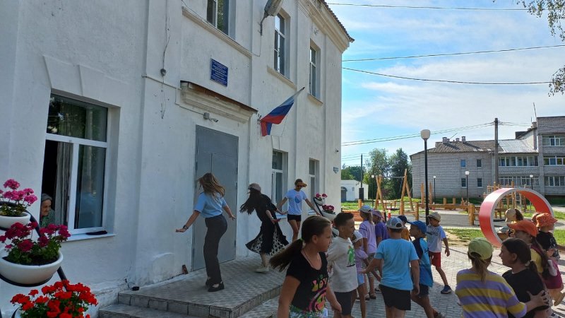 Лихославльские полицейские и общественники провели оздоровительное мероприятие для детей  «Зарядка со стражем порядка»
